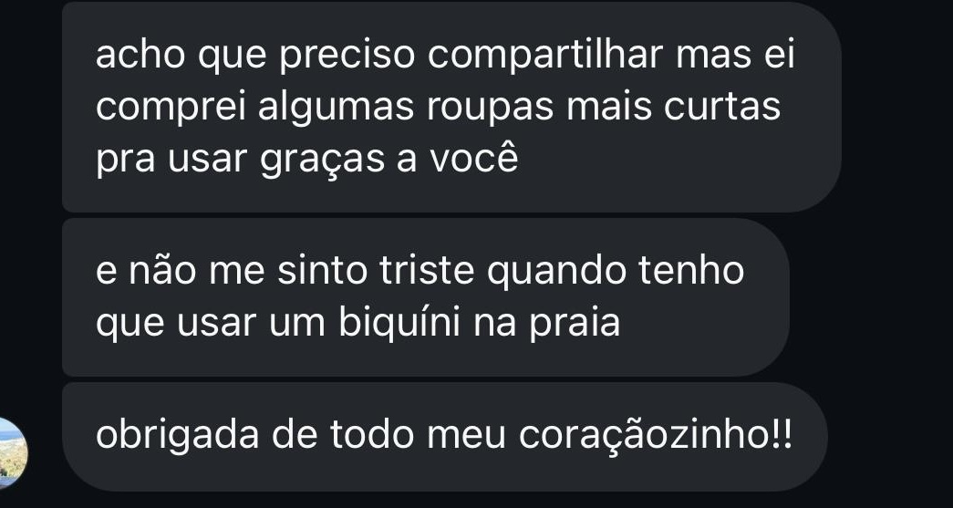 Print de conversa no WhatsApp de uma paciente contando que comprou roupas mais curtas e voltou a se sentir bem usando biquíni na praia