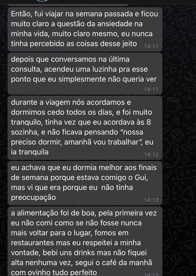 Print de conversa no WhatsApp de uma paciente contando como percebeu sua ansiedade, passou a dormir melhor e conseguiu comer com equilíbrio durante uma viagem