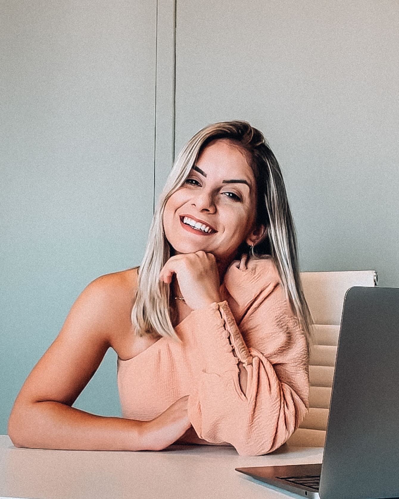 Nutricionista responsável pela Operação Fim dos Recomeços, sorrindo em ambiente claro e acolhedor